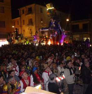 Orbetello_Carnevaletto_3soldi_piazza_sera